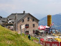 Das Gipfelhaus am Kitzbüheler Horn. Aufnahme im Sommer 2018 - leider mit der Baustelle der neuen Raintalbahn • © skiwelt.de / christian Schön