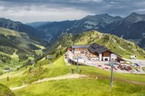 Das große Restaurant Nova Stoba an der Bergstation der Versettlabahn II. • © Silvretta Montafon - Stefan Kothner