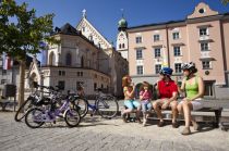 Unterwegs in Rosenheim, hier am Ludwigsplatz. • © Chiemsee-Alpenland Tourismus