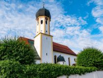 Die Pfarrkirche St. Andreas in Roßhaupten. • © skiwelt.de - Christian Schön