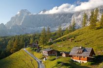 Die Brandalm ist das letzte Gebäude rechts an der Straße. • © Schladming-Dachstein.at / Herbert Raffalt