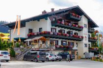 Das Familienhotel Austria an der Talstation der Gipfelbahn Hochwurzen. • © skiwelt.de - Christian Schön