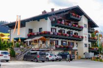 Das Familienhotel Austria an der Talstation der Gipfelbahn Hochwurzen. © skiwelt.de - Christian Schön Das Familienhotel Austria an der Talstation der Gipfelbahn Hochwurzen. © skiwelt.de - Christian Schön
