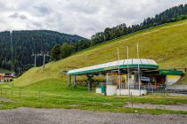 Talstation und Trasse der Sesselbahn Hochwurzen I in Schladming - im Sommer.  • © skiwelt.de - Christian Schön