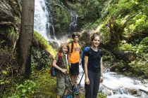 Unterwegs am Daberer Wasserfall. Wenn Du den Iseltrail läufst, kommst Du hier vorbei. • © Tirol Werbung, Waldner Ramona