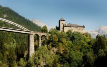 Schloss Wiesberg an der Gabelung Paznauntal / Stanzertal • © Tirol Werbung / Bernhard Aichner