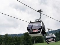 An der Talstation der Schönleitenbahn I in Saalbach (Vorderglemm). Die Bahn ist eigentlich nicht im Sommer in Betrieb. Dieses Foto entstand im Sommer 2019, als die Kohlmaisbahn in Saalbach im Bau war. • © skiwelt.de / christian schön