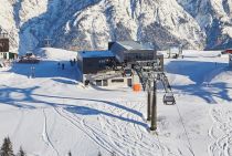 Bergstation der Schönleitenbahn II. Nebenan liegt noch die Bergstation des Schönleiten 6er, der die Verbindung an Spitzentagen verstäarkt. • © Saalbach.com - Fotograf: Daniel Roos