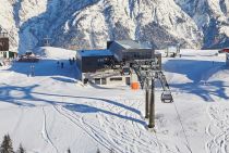 Bergstation der Schönleitenbahn II. Nebenan liegt noch die Bergstation des Schönleiten 6er, der die Verbindung an Spitzentagen verstäarkt. • © Saalbach.com - Fotograf: Daniel Roos