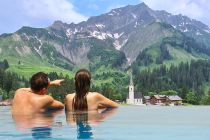 Wunderbare Aussichten aus dem Pool. • © Berghaus Schröcken