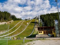 Die beiden Olympiaschanzen in Seefeld - im Sommer.  • © skiwelt.de - Christian Schön