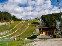 Die beiden Olympiaschanzen in Seefeld - im Sommer.  • © skiwelt.de - Christian Schön
