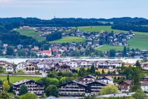 Blick auf Seeham am Obertrumer See (im Hintergrund, wo die rote gedeckte Kirche steht). Im Vordergrund Häuser von Mattsee am Mattsee.  • © skiwelt.de - Christian Schön