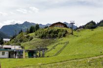 Talstation der Seselbahn Bucheben im Sommer. Die Bahn ist nur im Winter in Betrieb. • © skiwelt.de / christian schön