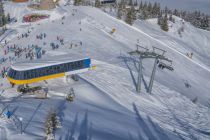 Die Bergstation der Sesselbahn Quattralpina am Hauser Kaibling liegt direkt neben dem Sendemast. • © Martin Baumgartner