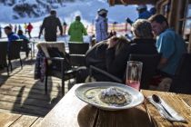 So ein Germknödel auf der Kafner Ast-Hütte... ja, das geht.  • © Alpbachtal Tourismus, Thomas Koy