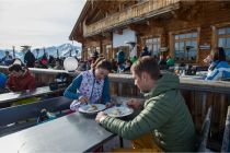 Einkehr in die Kristallhütte im Hochzillertal. • © Tirol Werbung, Josef Mallaun