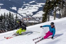 Skifahren im Skigebiet Grebenzen mit Blick auf den Benediktinerstift in St. Lambrecht.  • © Grebenzen, ikarus.cc