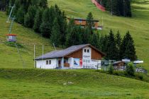 Der Almlift im Skigebiet Hinterstöder-Höss im Sommer. Direkt daneben startet der Hösslift.  • © skiwelt.de - Christian Schön