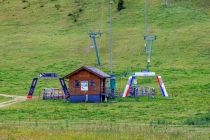 Die Talstationen vom Lärchenlift (links) und Schullift (rechts) liegen direkt nebeneinander. Hier ein Bild aus dem Sommer. • © skiwelt.de - Christian Schön
