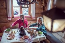 Fondue oder Raclette? Beim Aar Wirt in Hochfügen verzichten Skifans beim Hutessen auf keines von beiden. • © AHM, Gerhard Berger