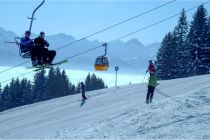 Die Hörnerbahn im Hintergrund mit der gelben Gondel, im Vordergrund die Stuibeneckbahn. • © Hörnerbahn