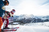 Skifahren in Lermoos am Grubigstein - mit  Blick auf das Wettersteinmassiv. • © Tiroler Zugspitz Arena/C. Jorda