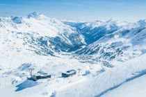 In der Mitte die Bergstation der Panoramabahn im Skigebiet Obertauern. • © TVB Obertauern