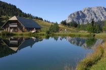 Die Watschiger Alm am idyllischen Teich. • © Region Nassfeld-Pressegger See