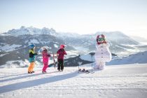 Winterspaß in St. Johann mit Maskottchen Valle. • © Mirja Geh / Eye5