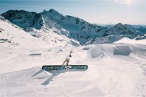 Snowboarder am Rail im Stubai Zoo. • © TVB Stubai, Steffen Vollert