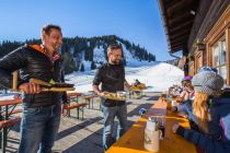 Einkehr auf der Wildalm im Skigebiet Unken-Heutal. • © heutal.at