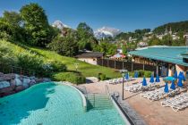 Das Sole-Außenbecken der Watzmann Therme. Die Aussicht ist grandios, oder? • © Watzmann Therme