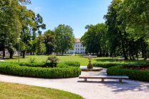 Der Stadtpark in Spittal an der Drau, im Hintergrund Schloß Porcia. • © skiwelt.de - Christian Schön