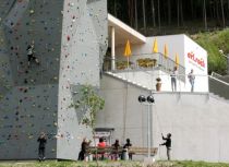 Nomen est omen – die Architektur des arl.rock in St. Anton am Arlberg ist einem Fels nachempfunden. • © TVB St. Anton am Arlberg