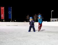 Eislaufen in St. Anton am Arlberg macht superviel Spaß, vor allem abends. • © TVB St. Anton am Arlberg, Patrick Bätz