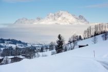 Die Region St. Johann in Tirol - Oberndorf - Kirchdorf - Erpfendorf liegt noch unter einer dicken Nebeldecke, während der Wilde Kaiser schon die ersten Sonnenstrahlen einfängt.  • © Franz Gerdl