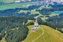 In der Mitte im Vordergrund die Harschbichlalm, direkt an der Bergstation der  Seilbahn Harschbichl II. Der Ort im Hintergrund ist St. Johann in Tirol. • © skiwelt.de - Christian Schön