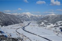 Zwischen Wilder Kaiser und Kitzbüheler Horn erstreckt sich der weite Talkessel von St. Johann in Tirol in Richtung Kirchdorf und Erpfendorf. • © Stefan Eisend