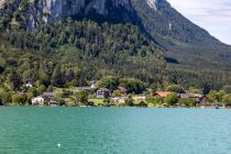 Blick auf einige Häuser, die zu Plomberg und damit St. Lorenz gehören. Dahinter liegt die Drachenwand. • © skiwelt.de - Christian Schön