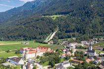 Die Brunnentalschanzen in Stams, im Vordergrund der Stift.  • © Innsbruck Tourismus / Tom Bause