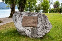 Das ist natürlich nicht das Komponierhäuschen. :-) Das ist der Gustav-Mahler-Gedenkstein an der Anlegestelle der Attersee-Schifffahrt in Steinbach, die ein Stückchen südlich vom Komponierhäuschen liegt - und an der auch Gustav Mahler nach Steinnach anreis • © skiwelt.de - Christian Schön