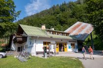 Die Talstation der Herzogstandbahn liegt nahezu direkt am Walchensee.  • © skiwelt.de / christian schön