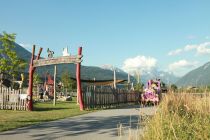 Der Hexenspielplatz in Tarrenz, neben ihm der Bummelbär. • © Imst Tourismus