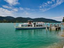 Tegernsee mit Schiff • © skiwelt.de / christian schön