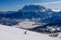 Skifahren in Lermoos mit Blick in die Tiroler Zugspitz Arena. • © Tirol Werbung, Hans Herbig