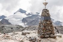 Ein Steindenkmal erinnert an den spektakulären Fund. • © Ötztal Tourismus, Alexander Lohmann