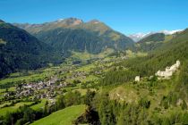 Die Burgruine Rabenstein (rechts) thront über Virgen. • © TVB Osttirol, Zlöbl Armin