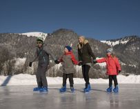 Winterspaß auf dem Natureisplatz in Walchsee.  • © Tourismusverband Kaiserwinkl