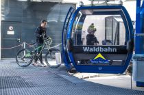 Waldbahn mit Mountainbike-Transport • © Franz Oss